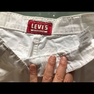 Men’s whit Wrangler cargo shorts.